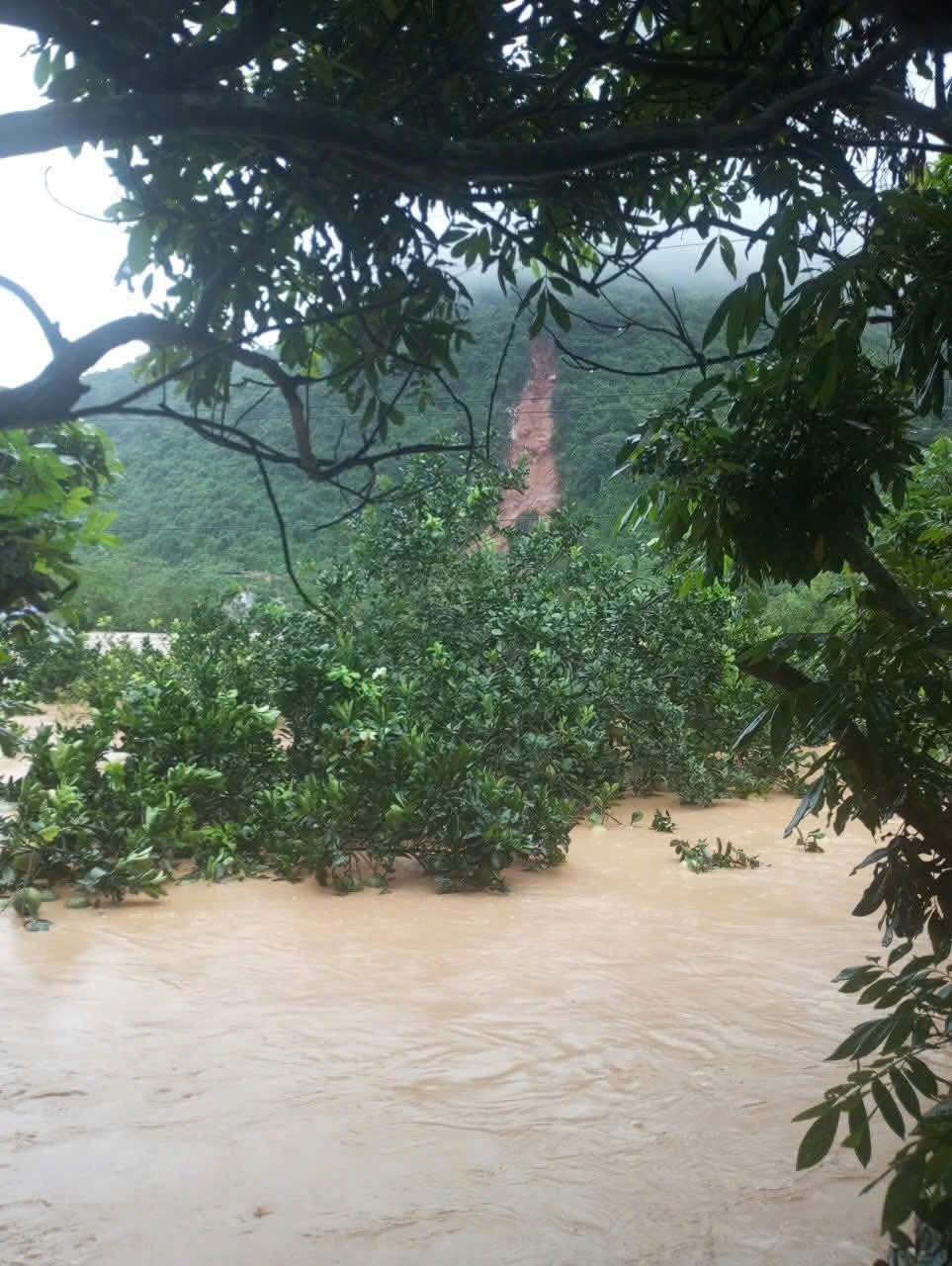 Bên cạnh nhà chị là sông, con đường dẫn vào xóm đang gặp phải tình trạng sạt lở đá nghiêm trọng.