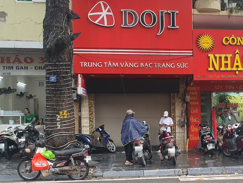 Cửa hàng của Doji trên phố Trần Nhân Tông cũng "cửa đóng then cài".