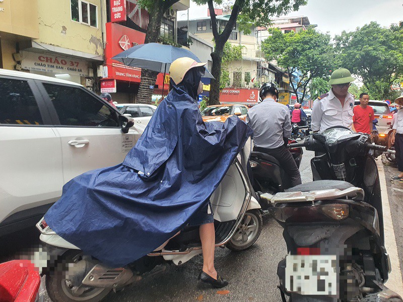 Nhiều người đội mưa đi mua vàng nhưng phải quay về vì nhiều cửa hàng đóng cửa hoặc báo hết vàng.