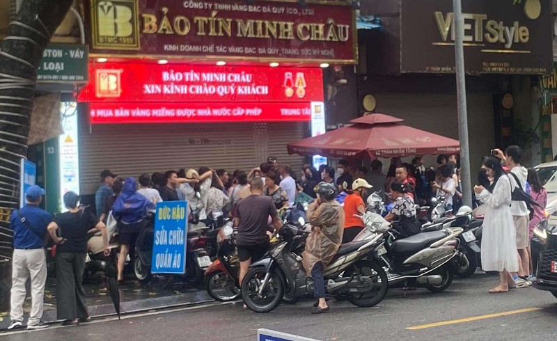 Nhiều người đội mưa đi mua vàng, một số cửa hàng đóng cửa vào buổi sáng và mở cửa vào đầu giờ chiều.