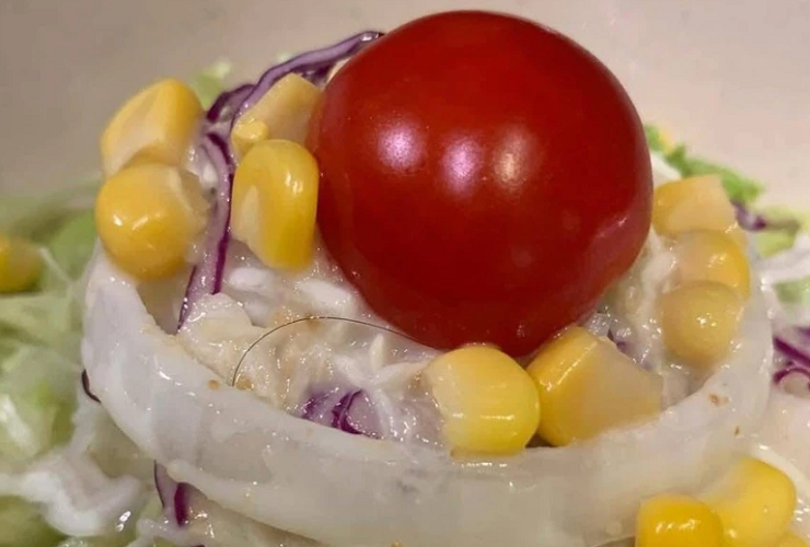 Nhóm khách hàng của quán buffet ở phường Cầu Giấy (Hà Nội) phản ánh có sợi tóc trong đĩa salad. 