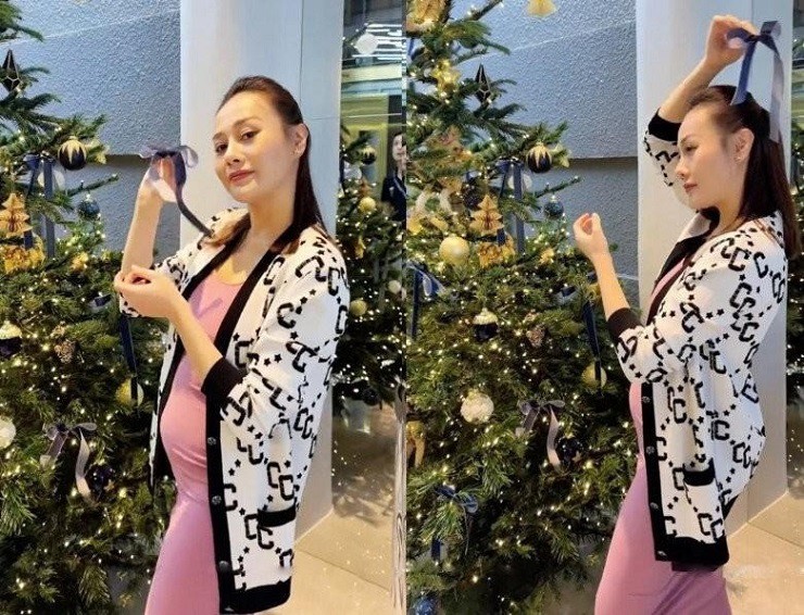 Diễn viên Phương Oanh trang trí cây thông đón Giáng sinh.