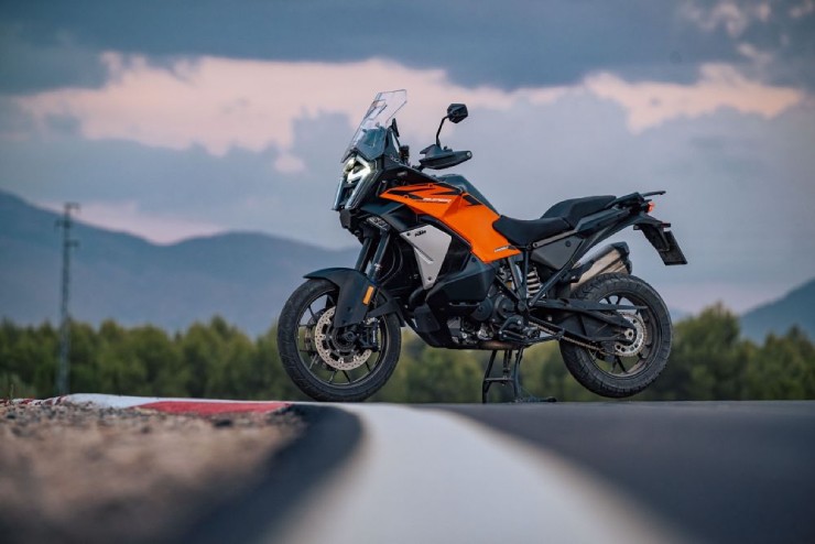 1. KTM 1390 Super Adventure S Evo là mẫu ADV tự động mạnh nhất hiện nay với hộp số AMT không cần cần côn, công suất lên tới 173 mã lực và mô-men xoắn 107 lb-ft từ động cơ LC8 V-Twin 1.350cc có van biến thiên. Xe nổi bật với màn hình cảm ứng dọc 8 inch, đầy đủ công nghệ điện tử và thiết kế đặc trưng Super Adventure, sẵn sàng đẩy bánh trước chỉ với “một cái hắt hơi”.