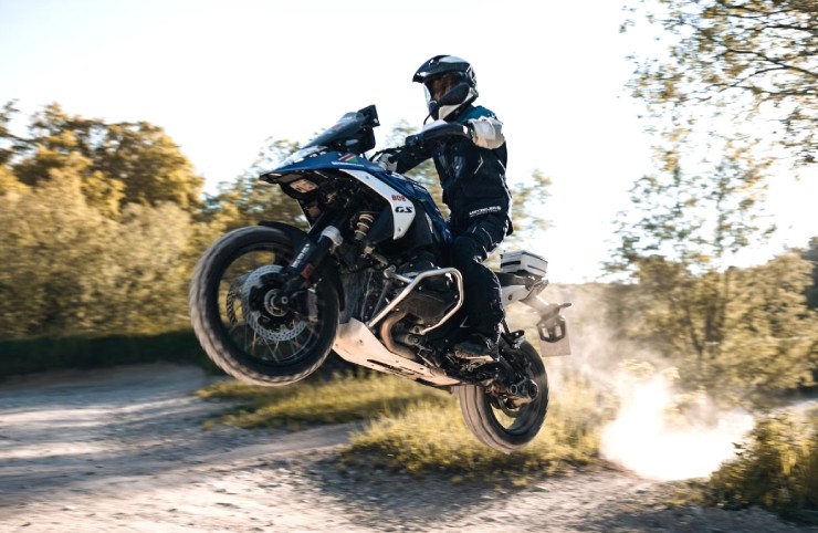 2. BMW R 1300 GS Adventure là bản nâng cấp toàn diện với động cơ boxer 1.300cc sử dụng công nghệ van biến thiên ShiftCam, cho công suất 145 mã lực và mô-men xoắn 110 lb-ft. Xe tiếp tục nổi bật với hệ thống treo độc đáo, gắp đơn, cùng loạt tùy chọn cao cấp như treo điện tử, đèn pha hỗ trợ cua và khóa trung tâm.