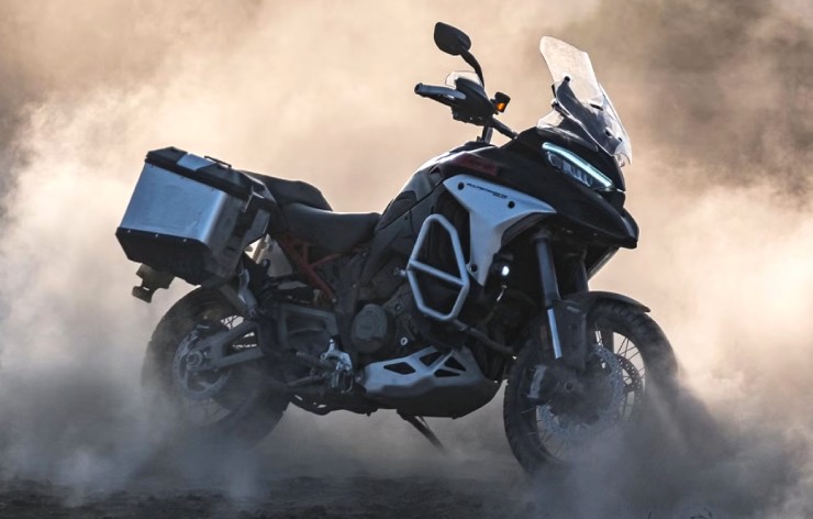 4. Ducati Multistrada V4 Rally là mẫu adventure cao cấp duy nhất có động cơ V4 trục khuỷu quay ngược, công suất 170 mã lực, đi kèm radar trước/sau hỗ trợ kiểm soát hành trình thích ứng và cảnh báo điểm mù. Xe còn tích hợp hệ thống treo bán chủ động Skyhook Evo, chức năng ngắt xi-lanh sau, cùng nhiều công nghệ tiên tiến vượt chuẩn mực một chiếc Ducati thông thường.