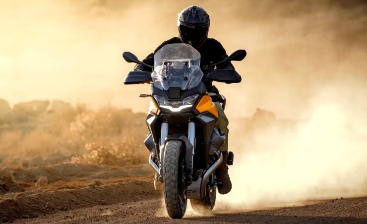 6. Moto Guzzi Stelvio PFF Rider Assistance Solution giữ nét đặc trưng với động cơ V-Twin 90 độ đặt dọc và truyền động trục, nhưng điểm nổi bật là hệ thống hỗ trợ người lái PFF Rider Assistance Solution hợp tác với Boston Dynamics, tích hợp kiểm soát hành trình thích ứng, cảnh báo va chạm, điểm mù và hỗ trợ chuyển làn. Xe có công suất 115 mã lực, mô-men xoắn 77,4 lb-ft và được trang bị các tính năng như sang số nhanh, giám sát áp suất lốp, dù chưa có hệ thống treo điện tử.