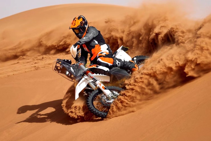 9. KTM 450 Rally Replica là cỗ máy đua rally thực thụ với khung xe hàn thủ công, ba bình xăng tách biệt với hai bơm nhiên liệu cho phép phân bổ trọng lượng tối ưu, và động cơ xi-lanh đơn mạnh mẽ (>60 mã lực ước tính) cùng van titan và hệ thống làm mát kép. Xe được trang bị loạt linh kiện đỉnh cao như phuộc WP Xact Pro, phanh Brembo, ống xả titan Akrapovic và giảm xóc lái Scotts, nhưng chỉ sản xuất giới hạn 100 chiếc trên toàn thế giới.