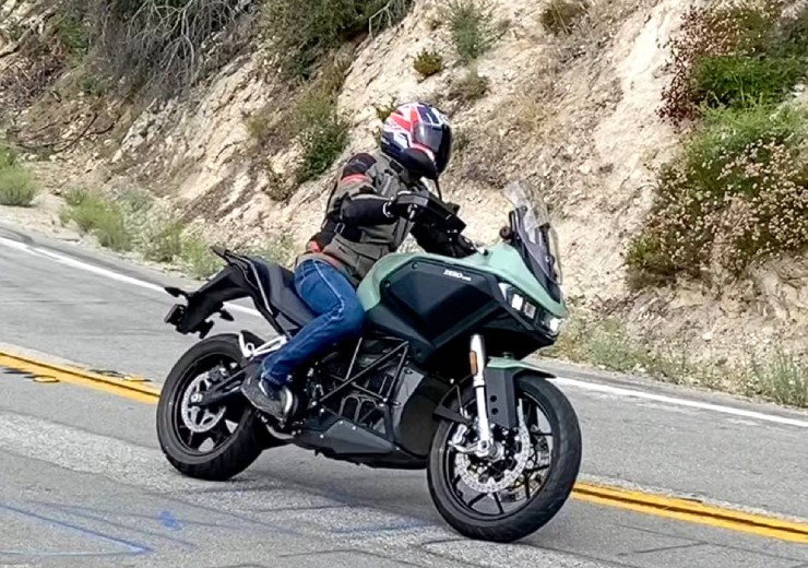 10. Zero DSR/X là mẫu xe máy điện đầu tiên được thiết kế cho địa hình với công suất 100 mã lực, mô-men xoắn 166 lb-ft và khả năng mở rộng pin lên gần 21 kWh để tăng phạm vi hoạt động. Xe còn tích hợp nhiều công nghệ tiên tiến như điều chỉnh qua ứng dụng, hệ thống MSC của Bosch và chế độ off-road chuyên dụng, cùng bản đồ cơ sở hạ tầng sạc hỗ trợ hành trình dài.