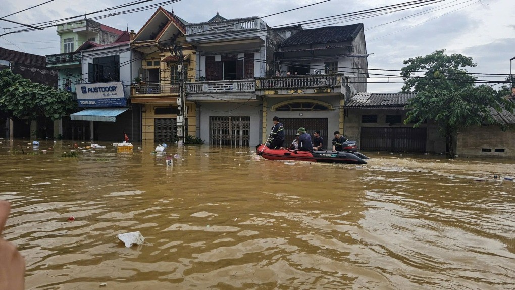 Tại xã Thất Khê, nước ngập hơn một mét, lực lượng cứu hộ phải di chuyển bằng xuồng. Ảnh: Cổng thông tin tỉnh Lạng Sơn