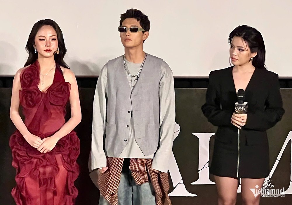 Dàn diễn viên phim trong buổi ra mắt chiều 7/10.&nbsp;