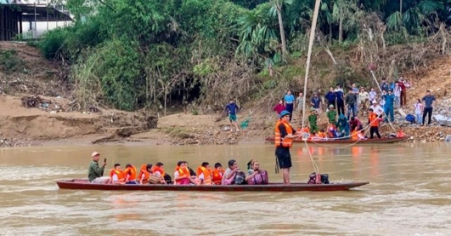 Bắc ròng rọc đưa thầy trò vượt suối đến trường