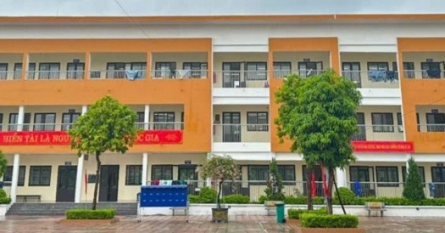 Trường học ở Hà Nội phản hồi về thông tin "trời mưa vẫn điểm danh, xét đi học muộn"