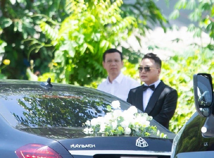 "Siêu xe" trị giá hàng chục tỷ đồng được sử dụng để đón dâu trong đám hỏi của vị "cá mập công nghệ".