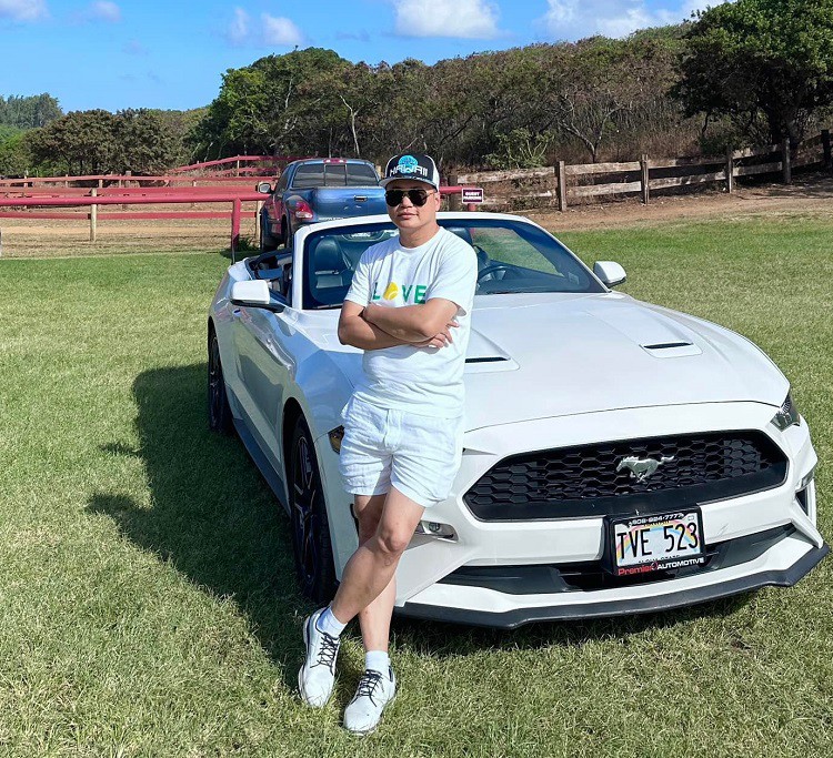 Shark Bình từng xuất hiện cùng Ford Mustang Convertible, mẫu xe thể thao đình đám của Mỹ.