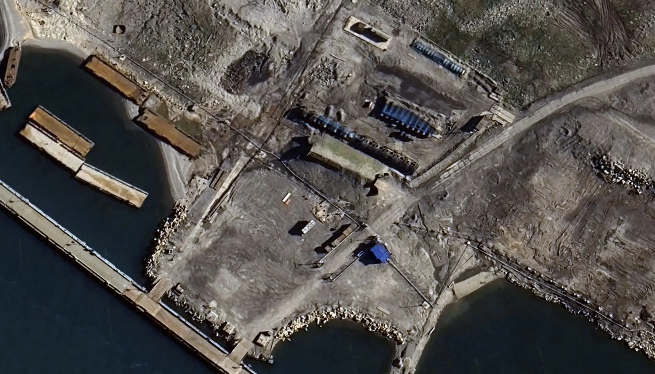 Nga đã bắt đầu xây dựng các công trình chống UAV tại bãi thử hạt nhân trên quần đảo Novaya Zemlya. Ảnh: Google Earth/The Barents Observer.