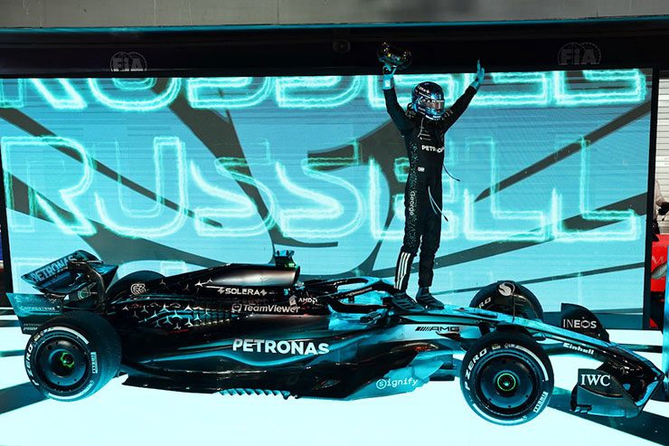 Russell chiến thắng tại Singapore