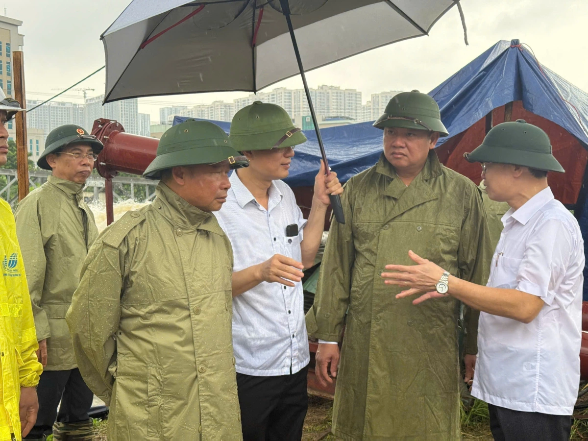 Phó chủ tịch UBND TP Hà Nội Nguyễn Mạnh Quyền kiểm tra công tác thoát nước tại khu vực Cầu Ngà. Ảnh: Hoàng Phong