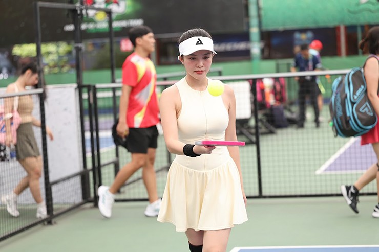 Không chỉ thu hút hơn 110 VĐV là những tay vợt chuyên nghiệp, nghệ sĩ nổi tiếng hay các doanh nhân, giải Sypik Pickleball Charity Cup – Đêm Hội Trăng Rằm 2025 diễn ra trong ngày 6/10 vừa qua tại TP.HCM còn quy tụ đông đảo dàn mỹ nhân nổi tiếng của làng pickleball hiện nay.