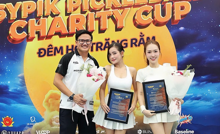 Người đẹp cho biết nhờ pickleball, cô tập được nhiều thói quen tốt như dậy sớm, ngủ đúng giờ và cơ thủ luôn có nhiều năng lượng. Cô cho biết bản thân tập luyện pickleball hầu hết các ngày trong tuần. 