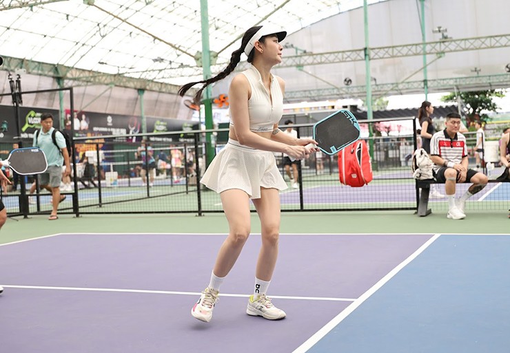 Nhờ từng có thời gian chơi bóng bàn cũng như duy trì tập luyện pickleball đều đặn từ 4-5 buổi trong tuần, hot girl này đã gặt hái được một số thành công. Gần đây nhất, Giang Phạm vừa giành ngôi á quân tại nội dung đôi nam nữ ở một giải phong trào tại TP.HCM.