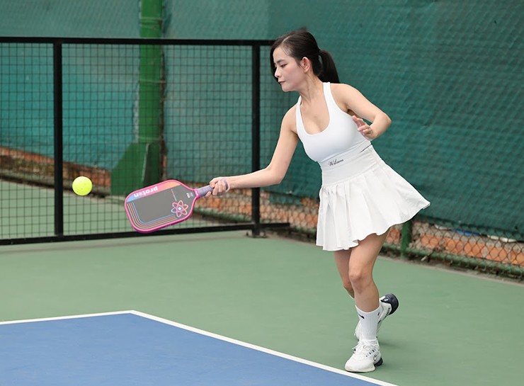 Cũng giống như Giang Phạm, Phương Quỳnh sở hữu vóc dáng nóng bỏng nhờ có thời gian tập gym và bơi lội. Không chỉ gây chú ý với nụ cười tỏa nắng cùng vẻ đẹp nóng bỏng, Phương Quỳnh còn nhận nhiều lời khen nhờ những cú đánh có kỹ thuật tốt dù chỉ mới tập pickleball được khoảng hơn 5 tháng.