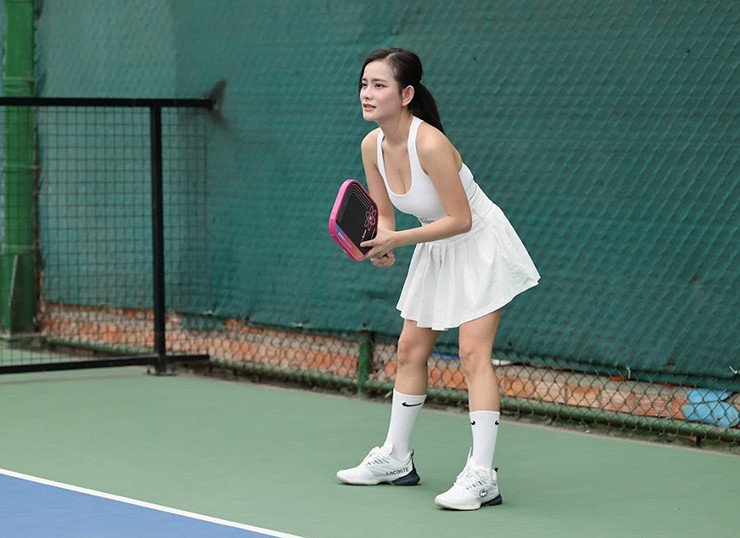 “Tôi thấy pickleball dễ gây nghiện dù là chơi cùng bạn bè hay các hội nhóm bên ngoài. Tiếc là tôi không có nhiều thời gian nên chỉ tập được 1-2 buổi trong tuần. Do vậy lối đánh nhiều lúc còn theo bản thân. Đây là nhiều tôi sẽ cần cải thiện nếu muốn thi đấu tốt”, Phương Quỳnh nhận xét.
