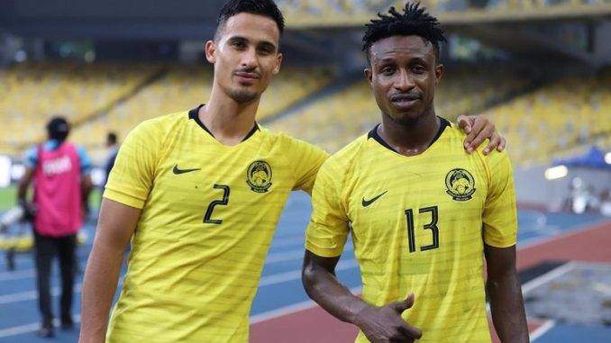 Matthew Davies (sinh ở Australia, mẹ sinh ở Malaysia) và Mohamadou Sumareh (quê Gambia, đá đủ 5 năm ở Malaysia) trên ĐT Malaysia