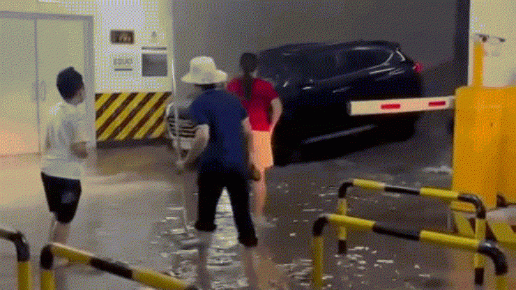 Hà Nội: Ô tô, xe máy lại 'bơi' trong biển nước sau mưa lớn do bão số 11 - 11