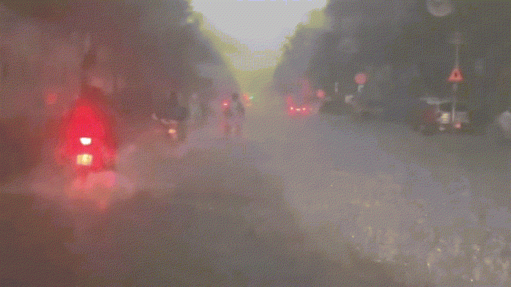 Hà Nội: Ô tô, xe máy lại 'bơi' trong biển nước sau mưa lớn do bão số 11 - 6