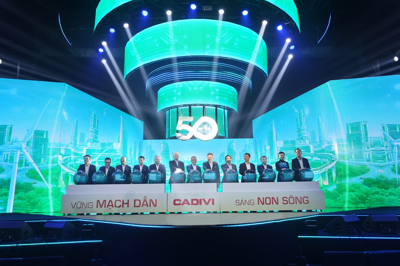Nghi thức kích hoạt 50 năm CADIVI với sự hiện diện của các thế hệ lãnh đạo.