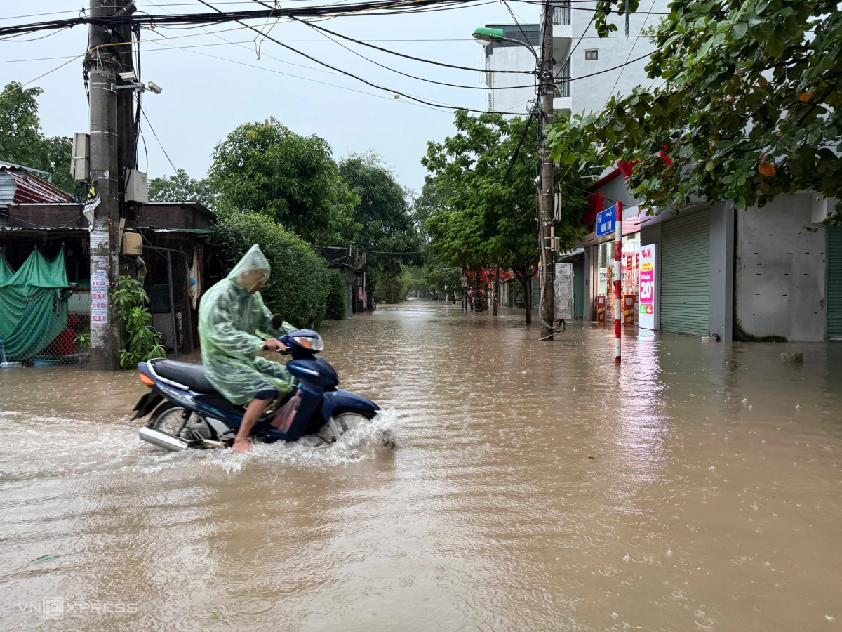 Nước đang dâng cao tại khu vực đường Hòe Thị. Ảnh: Viết Tuân