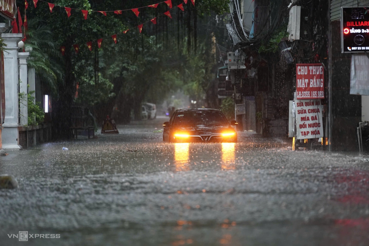 Ôtô chết máy trên đường Quan Nhân trong mưa lớn. Ảnh: Hoàng Giang