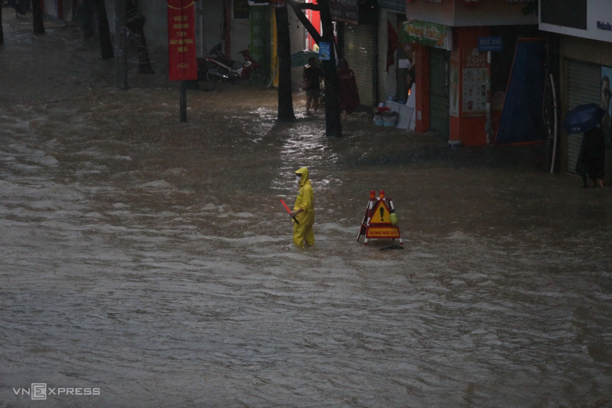 Lực lượng chức năng làm việc trên phố Nguyễn Trãi. Ảnh: Phạm Chiểu