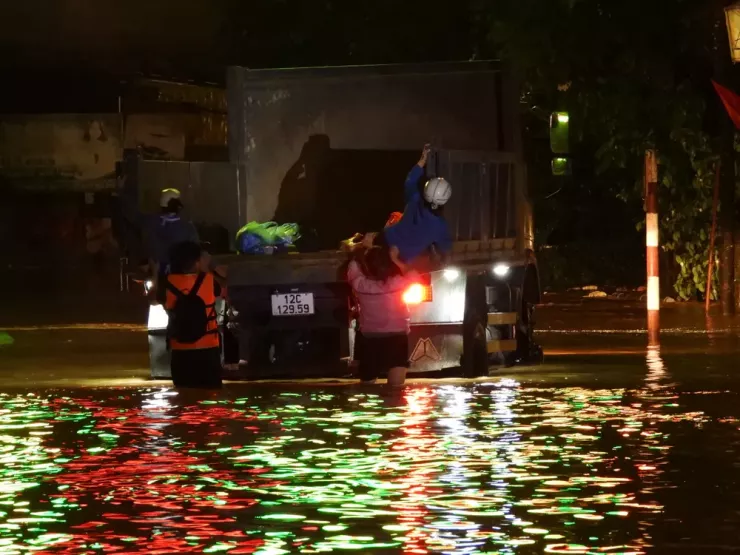 Tối 7-10, lực lượng chức năng Lạng Sơn vẫn đang nỗ lực để đưa người dân đến nơi an toàn. Ảnh: BẮC NINH