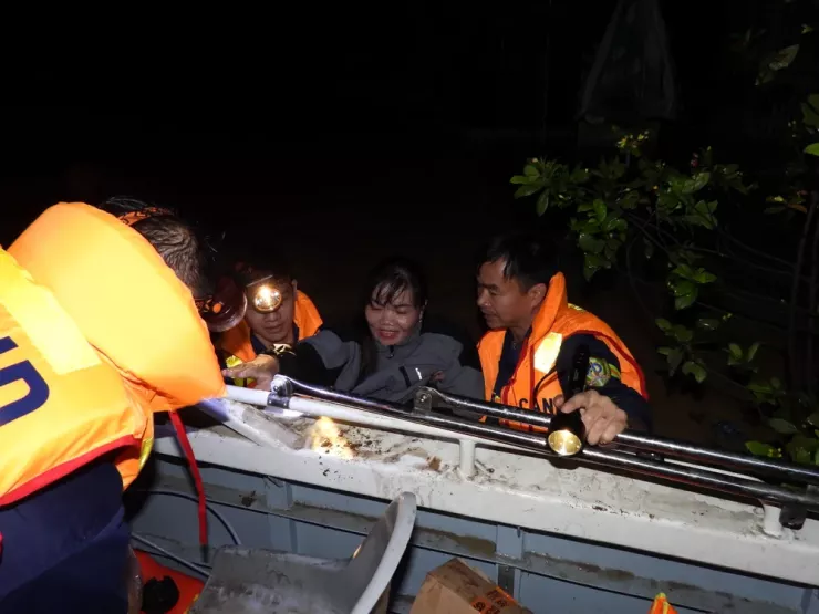 Tối 7-10, lực lượng chức năng Lạng Sơn vẫn đang nỗ lực để đưa người dân đến nơi an toàn. Ảnh: BẮC NINH