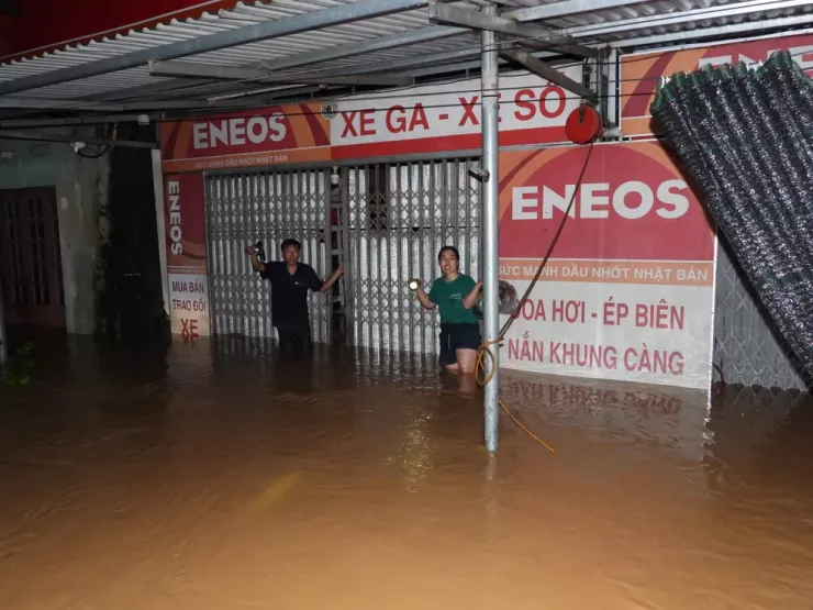 Việc tiếp cận để đưa người dân đến nơi an toàn gặp khó khăn do đêm tối. Ảnh: BẮC NINH