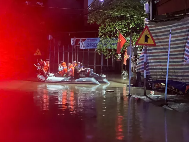 Lực lượng chức năng đang tiếp cận, di dời người dân vùng ngập sâu ở xã Thất Khê đến nơi an toàn. Ảnh: BẮC NINH