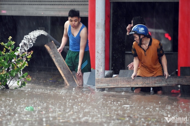 Người dân Hà Nội đang trong những ngày "phố cũng như sông". Ảnh: Nam Khánh