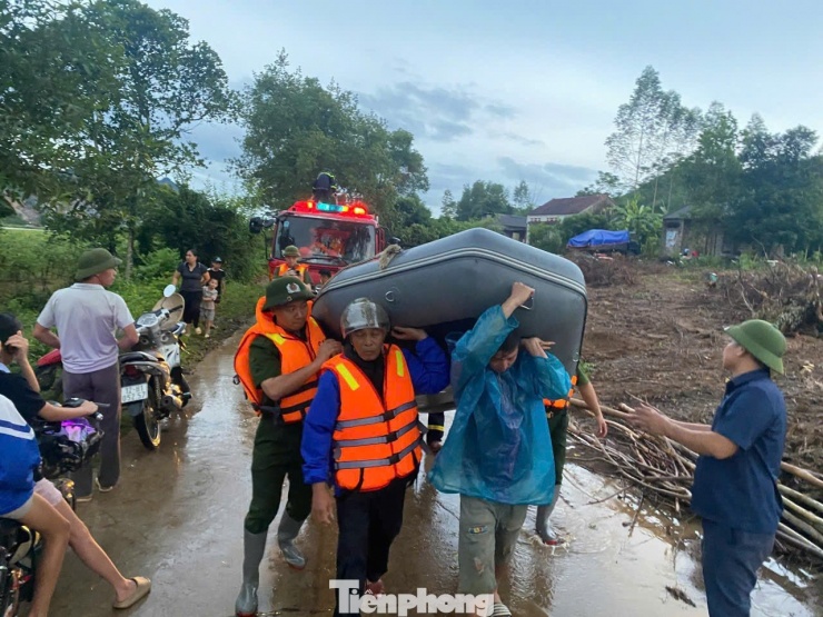 Lực lượng chức năng Lạng Sơn triển khai người, phương tiện khắc phục hậu quả bão lũ.