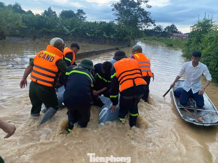 Nỗ lực đưa người dân vùng lũ đến nơi an toàn.