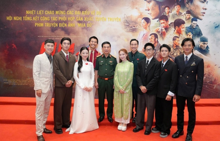 Góp mặt tại sự kiện ngoài các diễn viên và thành phần đoàn phim "Mưa đỏ" còn có ca sĩ Hoà Minzy. Không chỉ đóng 1 vai nhỏ trong phim, Hoà Minzy còn đảm nhiệm thể hiện ca khúc chủ đề "Nỗi đau giữa hoà bình" của nhạc sĩ Nguyễn Văn Chung được hàng triệu khán giả yêu thích.&nbsp;