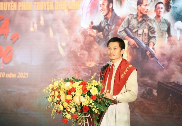 Diễn viên Phương Nam - vai Tạ chia sẻ: "Tôi vô cùng biết ơn khi nhân vật Tạ đã thực sự được khán giả đón nhận. Trong những buổi sơ duyệt, tổng duyệt, chính thức diễu binh, diễu hành của Đại lễ A80, tôi đã được nghe mọi người gọi vang: “Anh Tạ! Anh Tạ!”, đó thực sự là khoảnh khắc hạnh phúc và xúc động khó quên trong đời tôi. Tôi mong qua Tạ, qua Tiểu đội 1 với những người lính “cả Bắc, Trung, Nam, cả nước cùng ra trận”, khán giả trẻ hôm nay sẽ hiểu hơn sự hy sinh, đồng cảm hơn với người lính, trân trọng hơn nền độc lập mà chúng ta đang có".&nbsp;
