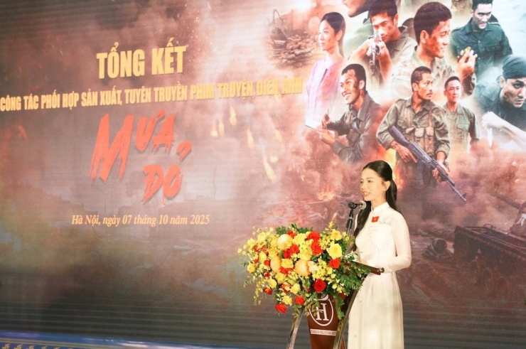 Diễn viên Hạ Anh - vai Hồng nói được trao vai Hồng là một bước ngoặt quan trọng trong hành trình nghệ thuật của cô. "Không chỉ bởi đây là vai diễn để lại nhiều cảm xúc nhất, mà còn vì Mưa đỏ giúp tôi hiểu sâu hơn về ý nghĩa của hai chữ “trách nhiệm” - trách nhiệm của người nghệ sĩ khi kể lại câu chuyện của những người đã đi trước bằng sự tôn kính và trung thực. Tôi tin rằng Mưa đỏ sẽ tiếp tục sống trong lòng khán giả như một bản anh hùng ca của tình yêu nước, của lòng nhân ái và niềm tin vào những giá trị bất diệt của dân tộc", Hạ Anh chia sẻ.&nbsp;