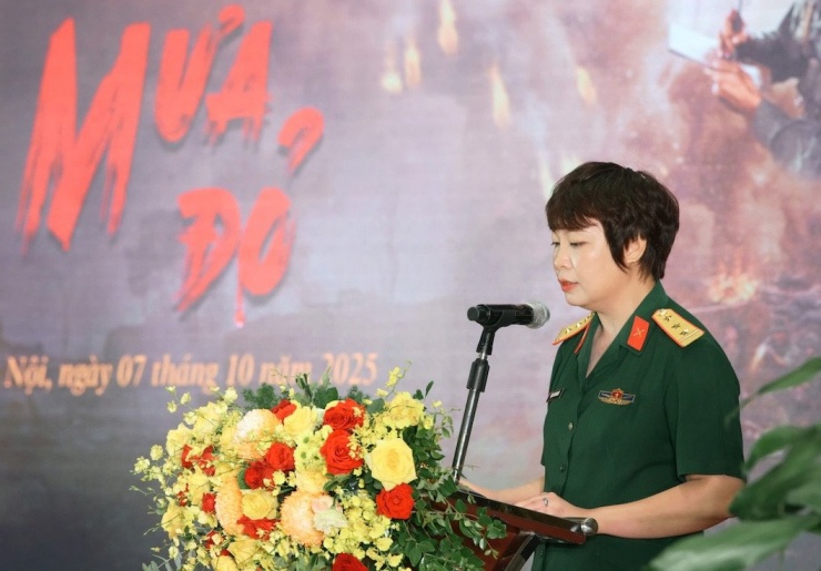 Thượng tá, NSƯT Đặng Thái Huyền - Phó Giám đốc Điện ảnh Quân đội nhân dân, đạo diễn phim “Mưa đỏ” phát biểu: "Khi trình chiếu, ra mắt Mưa đỏ đã trở thành hiện tượng văn hoá chưa từng có của điện ảnh Việt Nam, vinh dự lập thành tích là bộ phim có doanh thu cao thứ 3 tại Đông Nam Á và lọt Top 65 phim có doanh thu phòng vé cao nhất toàn cầu tới thời điểm hiện tại của năm 2025... Mưa đỏ là sản phẩm kết tinh từ tinh thần tập thể, tinh thần đồng chí, đồng đội, từ công tác lãnh đạo, chỉ đạo, sự phối hợp điều hành chặt chẽ trong công tác sản xuất phim". &nbsp;