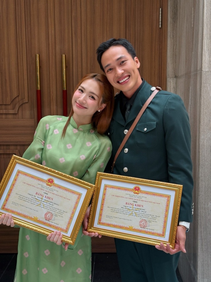 Chia sẻ với VietNamNet, ca sĩ Hòa Minzy bày tỏ: "Bằng tất cả những đóng góp từ vai diễn trong phim Mưa đỏ, thể hiện ca khúc nhạc phim và đặc biệt tự sản xuất MV Nỗi đau giữa hoà bình, và bằng tất cả sự đầu tư chỉn chu nhất để đồng hành cùng bộ phim, Hoà nhận được sự ghi nhận và trân trọng từ Điện ảnh Quân đội và đặc biệt là tấm bằng khen này khiến Hoà thật sự hạnh phúc". &nbsp;Ảnh: NVCC