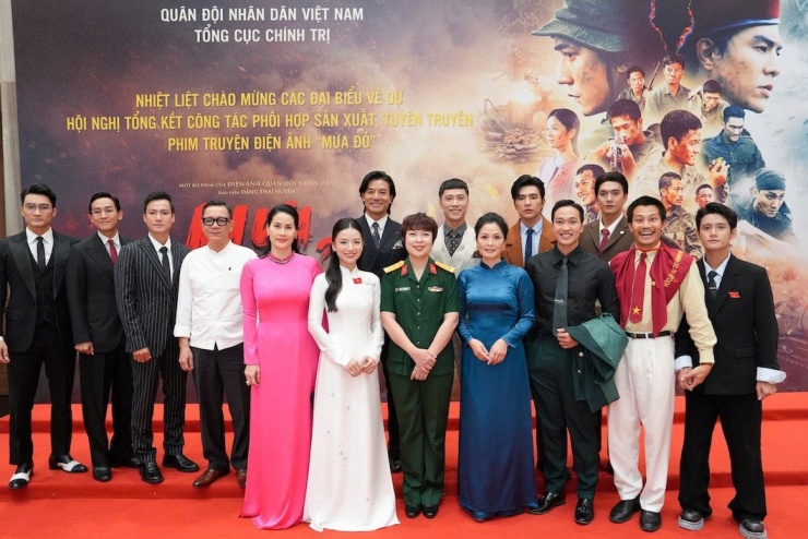 Ê-kíp đạo diễn và diễn viên trong phim có mặt tại sự kiện. NSƯT Phạm Cường (áo trắng) - nguyên Giám đốc Điện ảnh Quân đội là cố vấn của phim "Mưa đỏ" cũng có mặt. &nbsp;