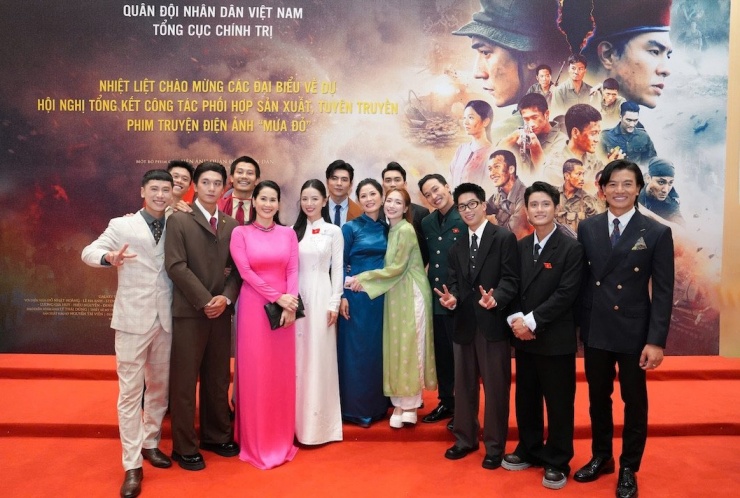 Công chiếu từ 22/8, "Mưa đỏ" nhanh chóng phá kỷ lục phòng vé và trở thành bộ phim có doanh thu cao nhất lịch sử phòng vé Việt với doanh thu 714 tỷ đồng khi rời rạp ngày 29/9.&nbsp;