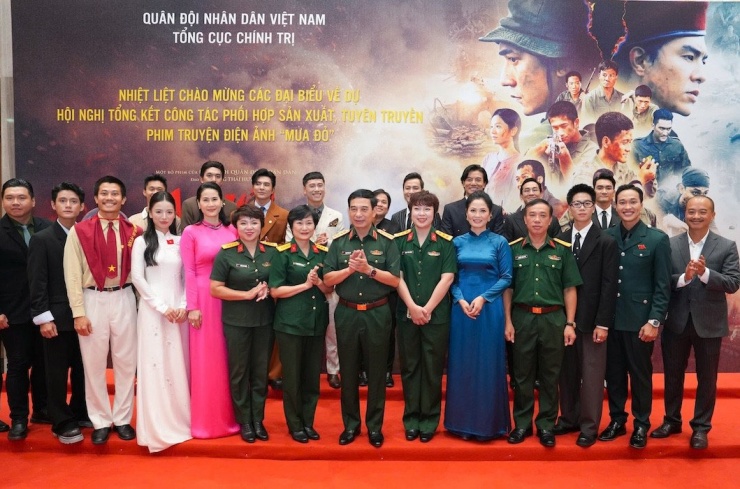 Đại tướng Phan Văn Giang chụp hình với Ban Giám đốc Điện ảnh Quân đội và ê-kíp sản xuất "Mưa đỏ".&nbsp;