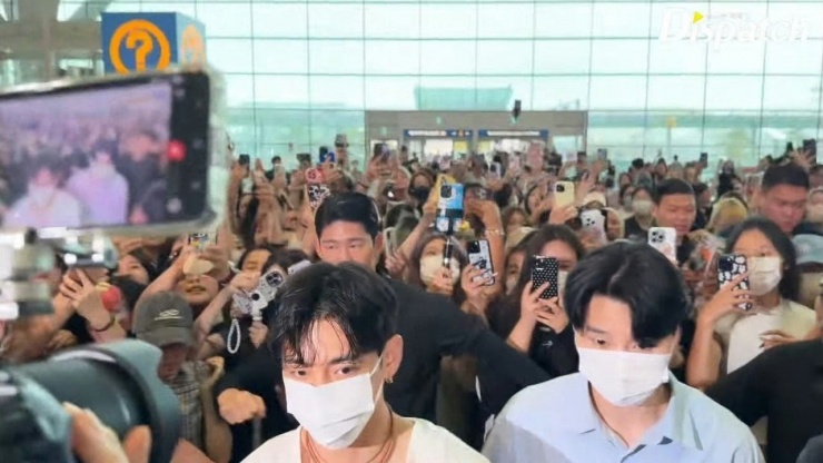 Fan đổ xô về sân bay để đón hoặc tiễn sao Kpop.