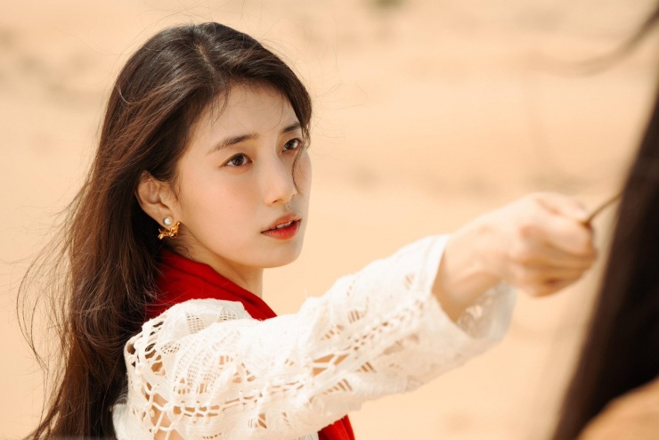Trong khi đó, Suzy vốn là bình hoa di động nổi tiếng trên màn ảnh Hàn Quốc, thường xuyên bị chê diễn dở.